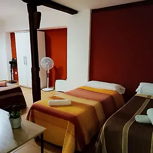 Apartamento Corrala De San Anton. Sencillo En Pleno Centro, Granada